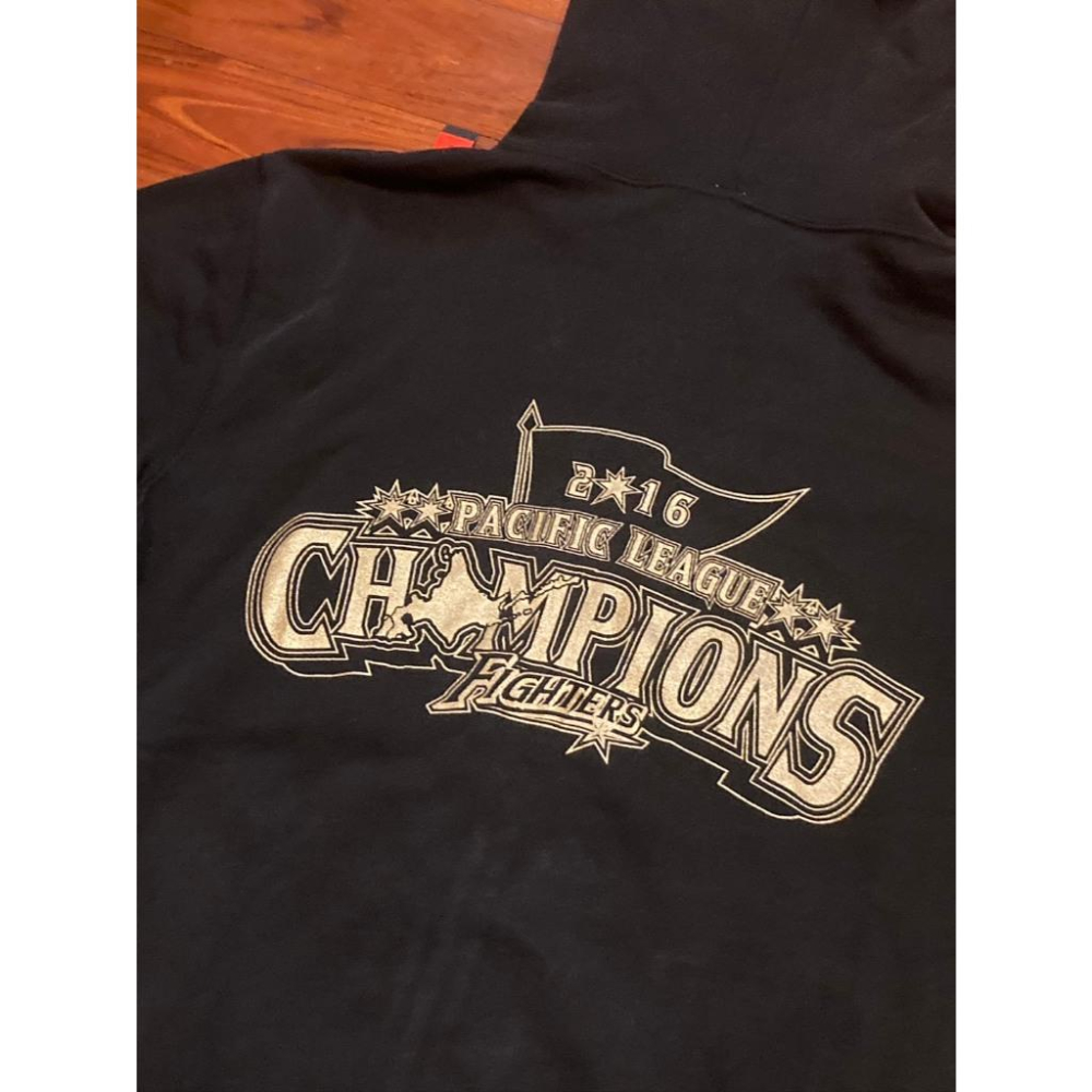 瑕疵 日本職棒 火腿鬥士 2016洋聯優勝 燙金紀念 夾克/外套 L (風衣 NPB 棒球 壘球 棒壘 北海道 冠軍)-細節圖2