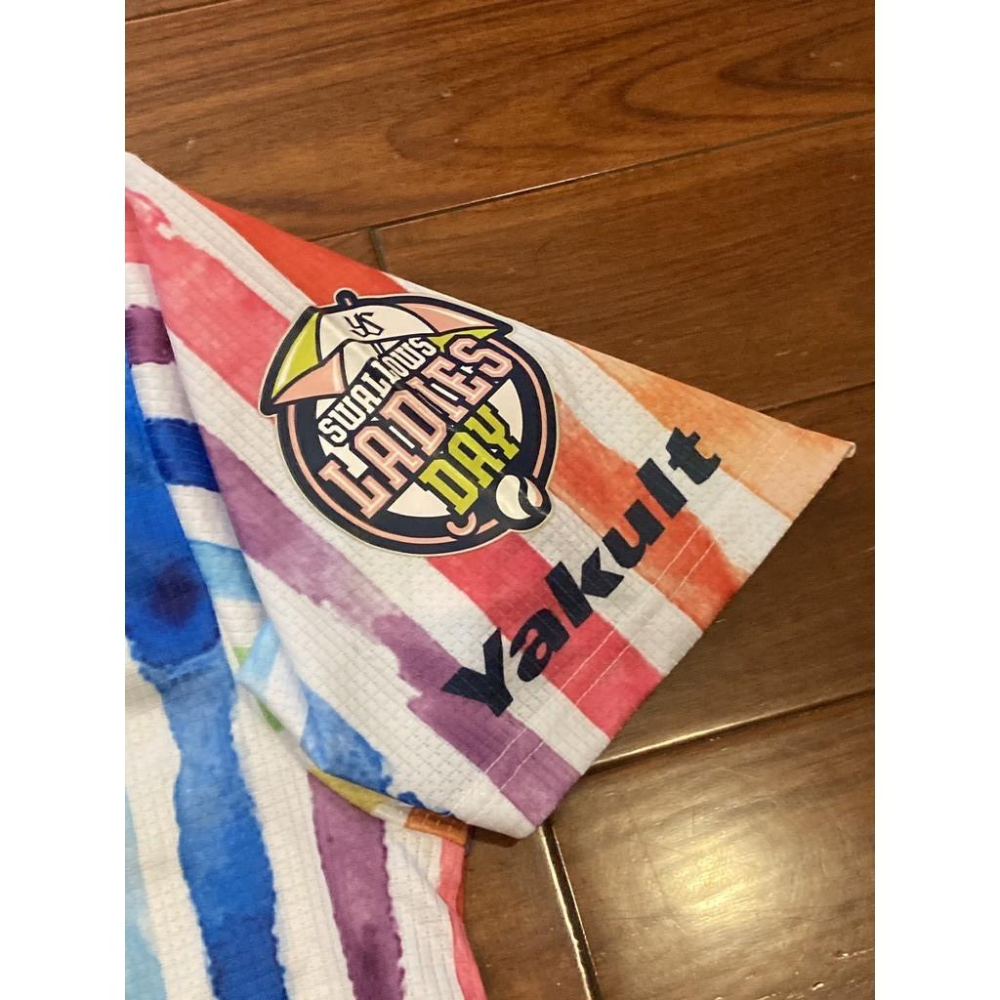 日本職棒 養樂多燕子 2021淑女日 彩虹 條紋 應援球衣 L(罩衫 球迷 NPB 東京 棒球 Ladies 女孩)-細節圖5