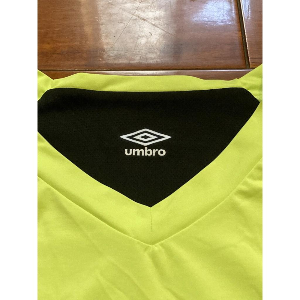 英國UMBRO 涼感 抗UV 排汗上衣 XL (路跑 練習衣 訓練 茵寶 足球 短T 螢光綠) UUUTJA60-細節圖3