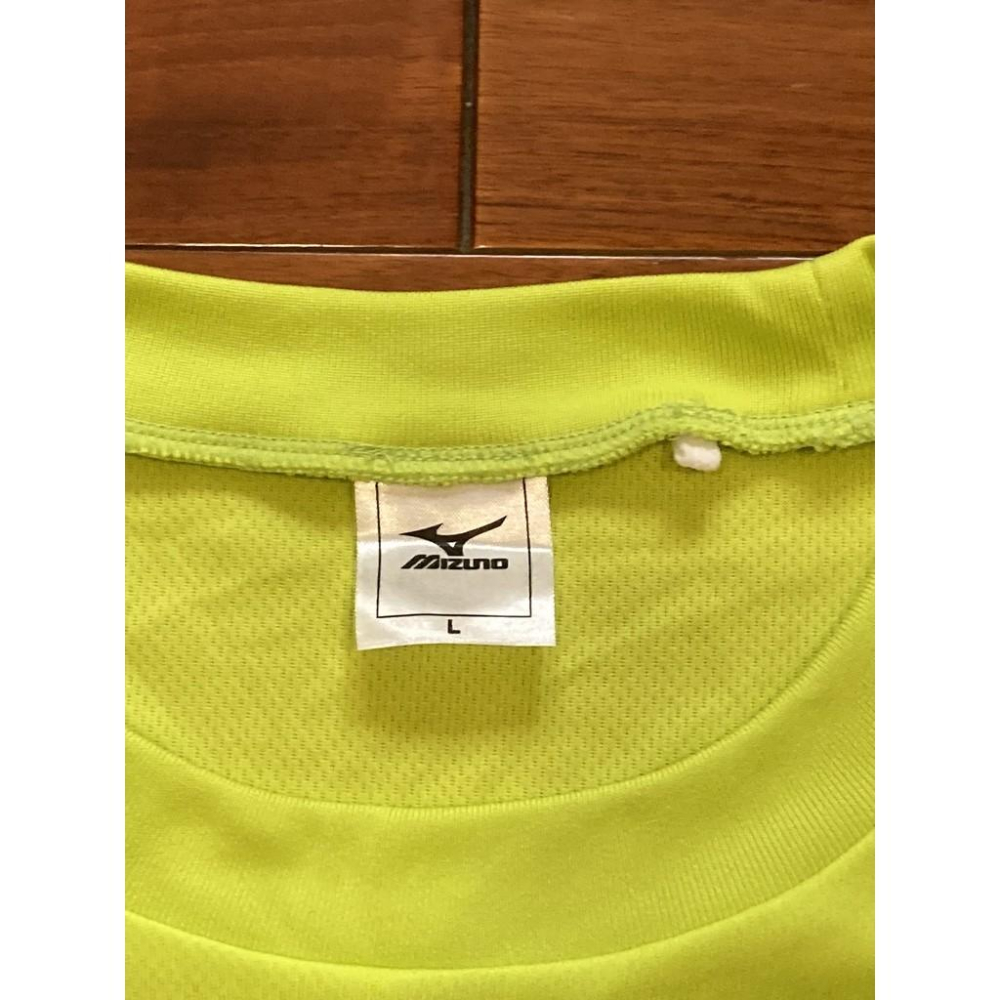 MIZUNO 刺繡 螢光綠 排汗上衣 (運動 短T 路跑 美津濃 電繡 短袖)-細節圖3