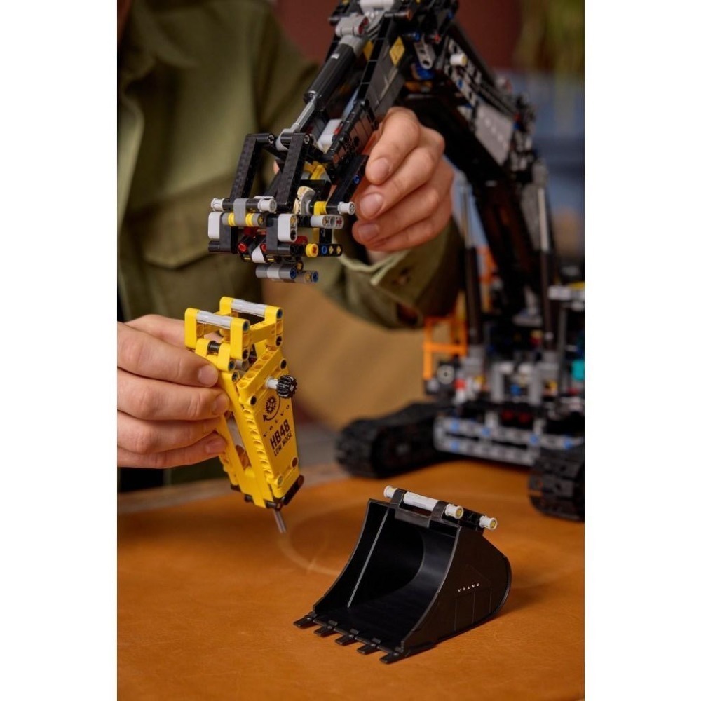 [大王機器人] LEGO 42215 Volvo EC500 Hybrid 挖掘機 樂高® 科技 Technic系列-細節圖4
