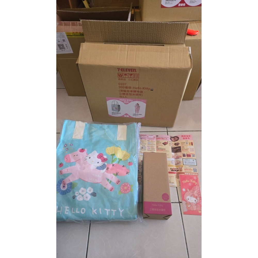 7-11 2026年☆開運福袋☆55L滑輪拖車購物袋+立體公仔造型冰壩杯【特價1050元起】全新未拆/限量/福袋-細節圖2