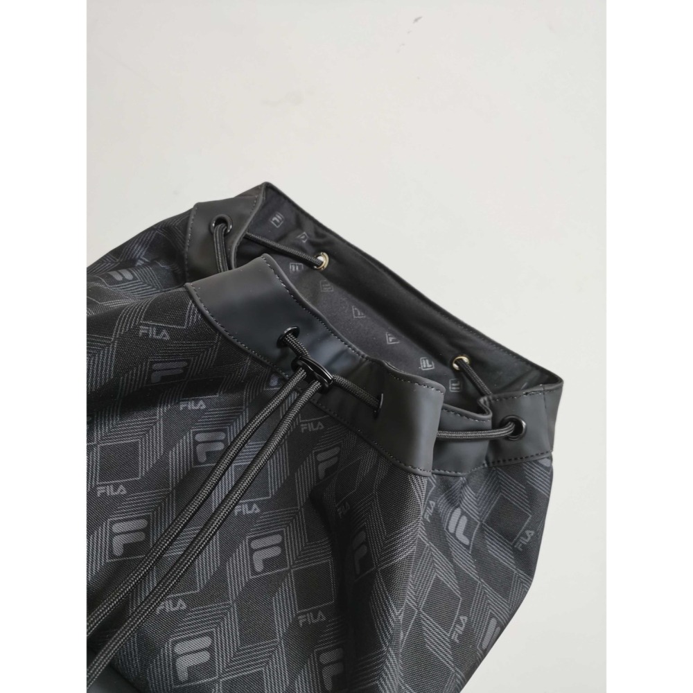 【季得運動】FILA黑武士老花雙肩包 *黑色。250838F-細節圖4