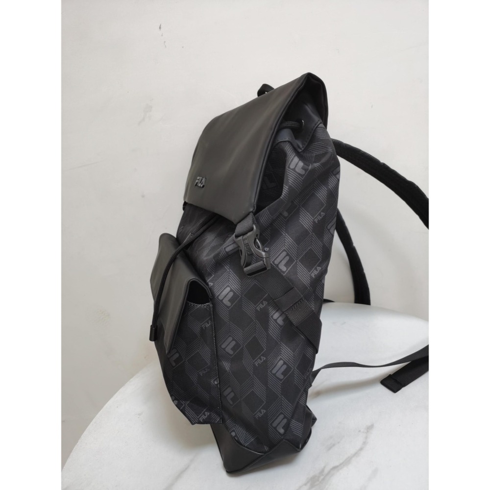 【季得運動】FILA黑武士老花雙肩包 *黑色。250838F-細節圖5