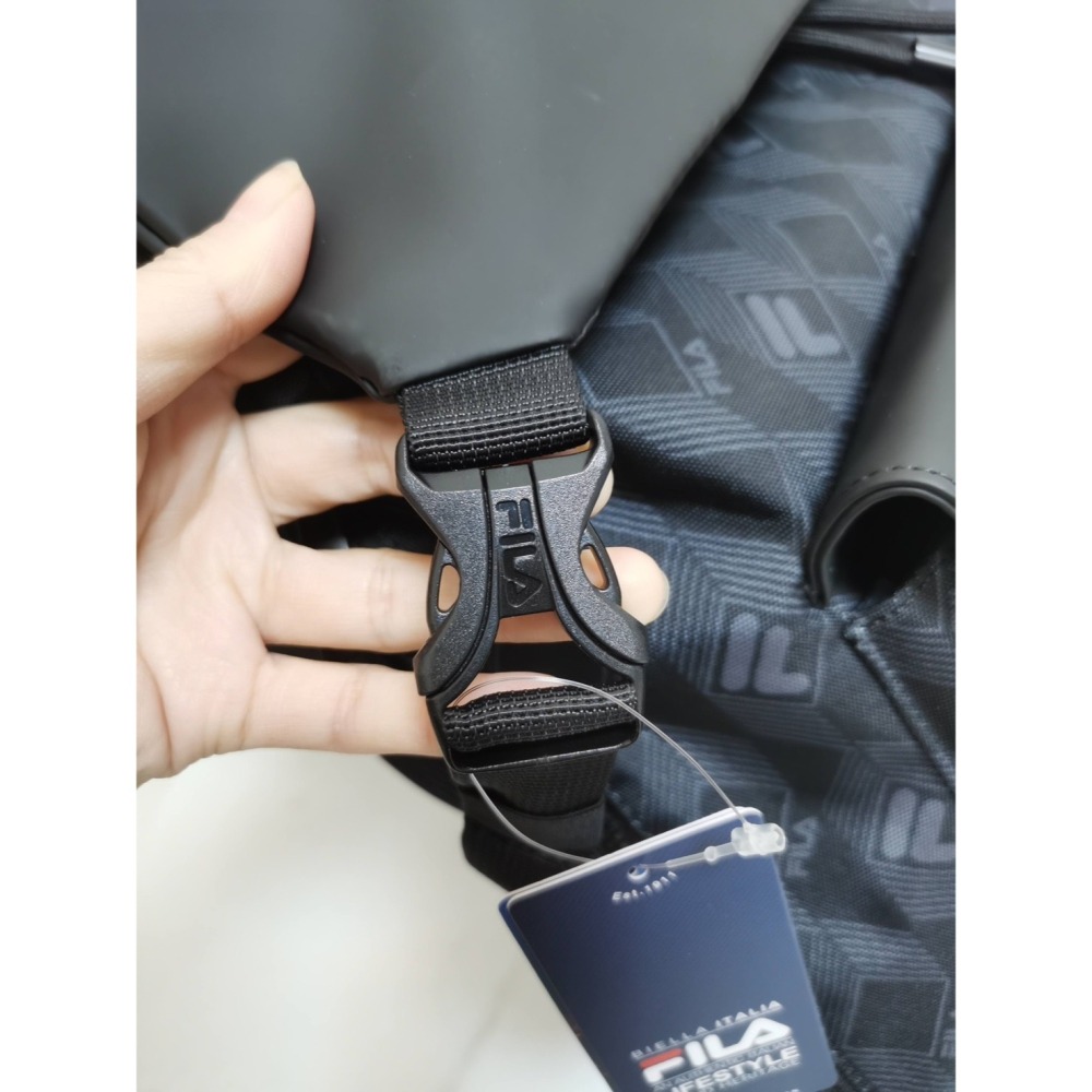 【季得運動】FILA黑武士老花雙肩包 *黑色。250838F-細節圖6