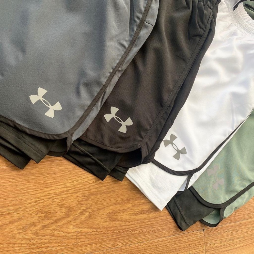 【季得運動】Under Armour安德瑪 反光字母印花 假兩件運動短褲 黑白灰綠 *M-2XL。50992B-細節圖2