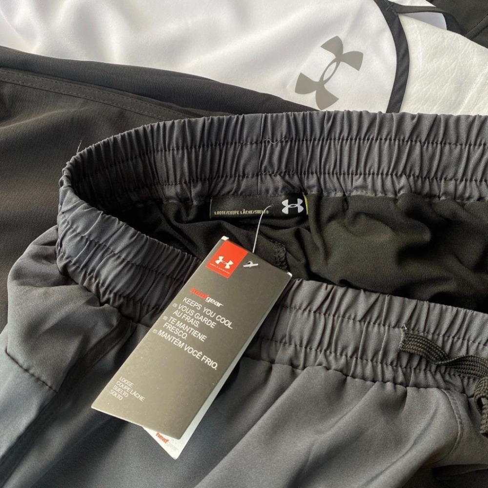 【季得運動】Under Armour安德瑪 反光字母印花 假兩件運動短褲 黑白灰綠 *M-2XL。50992B-細節圖3