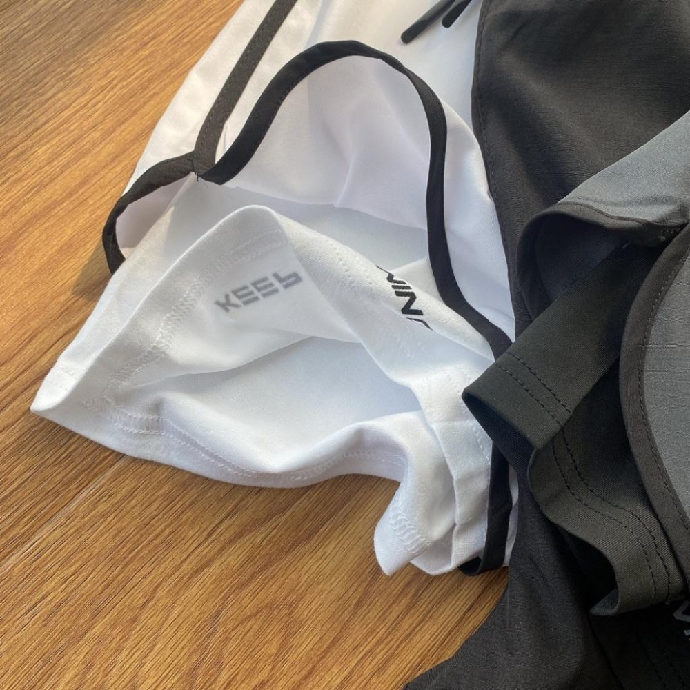 【季得運動】Under Armour安德瑪 反光字母印花 假兩件運動短褲 黑白灰綠 *M-2XL。50992B-細節圖4