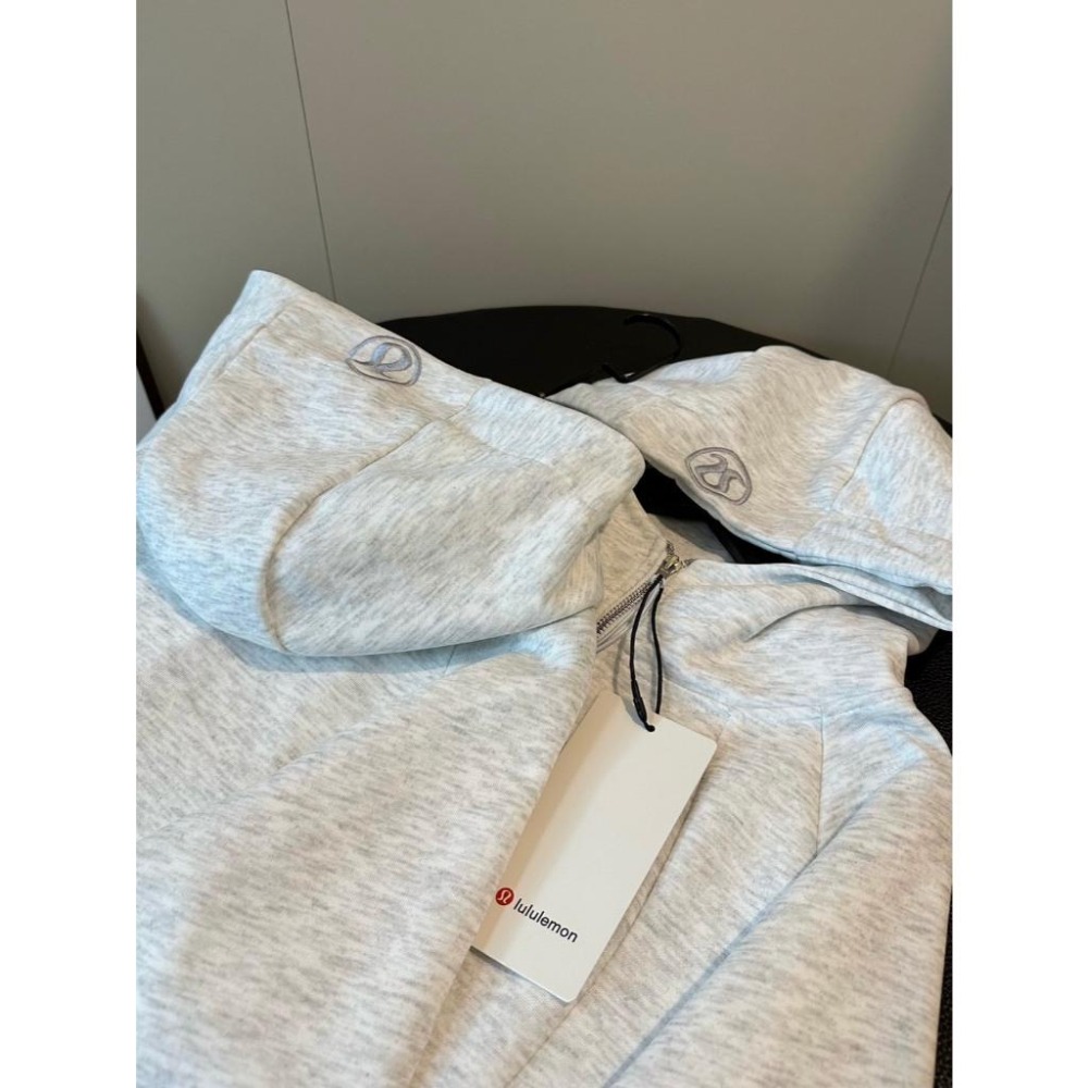 【季得運動】Lulu lemon 秋季灰白色標刺繡 短款 拉鍊外套 灰白色 *S-L。509107C-細節圖7