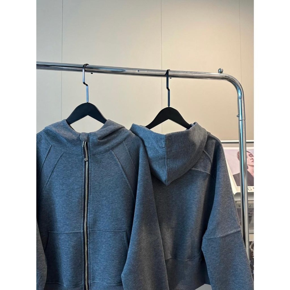 【季得運動】Lululemon 秋冬限定灰標刺繡短款拉鍊外套 深灰 *S-L。509106C-細節圖3