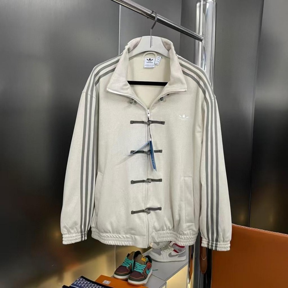 【季得運動】Adidas originals 蛇年限定新中式盤扣麂皮立領唐裝國風外套 白色 *S-XL。50978C-細節圖2