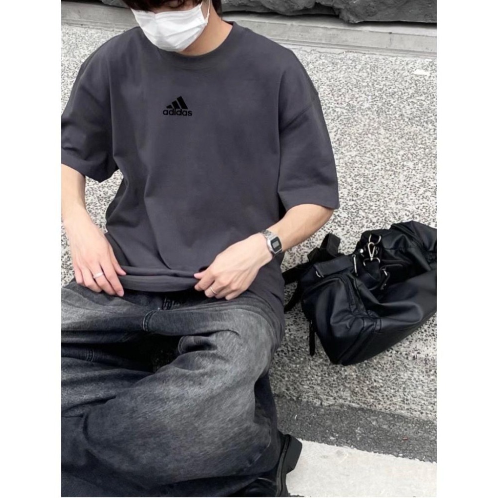 【季得運動】adidas 厚重直筒純棉黑標短袖T 鐵灰色＊M-XL。250872C-細節圖7