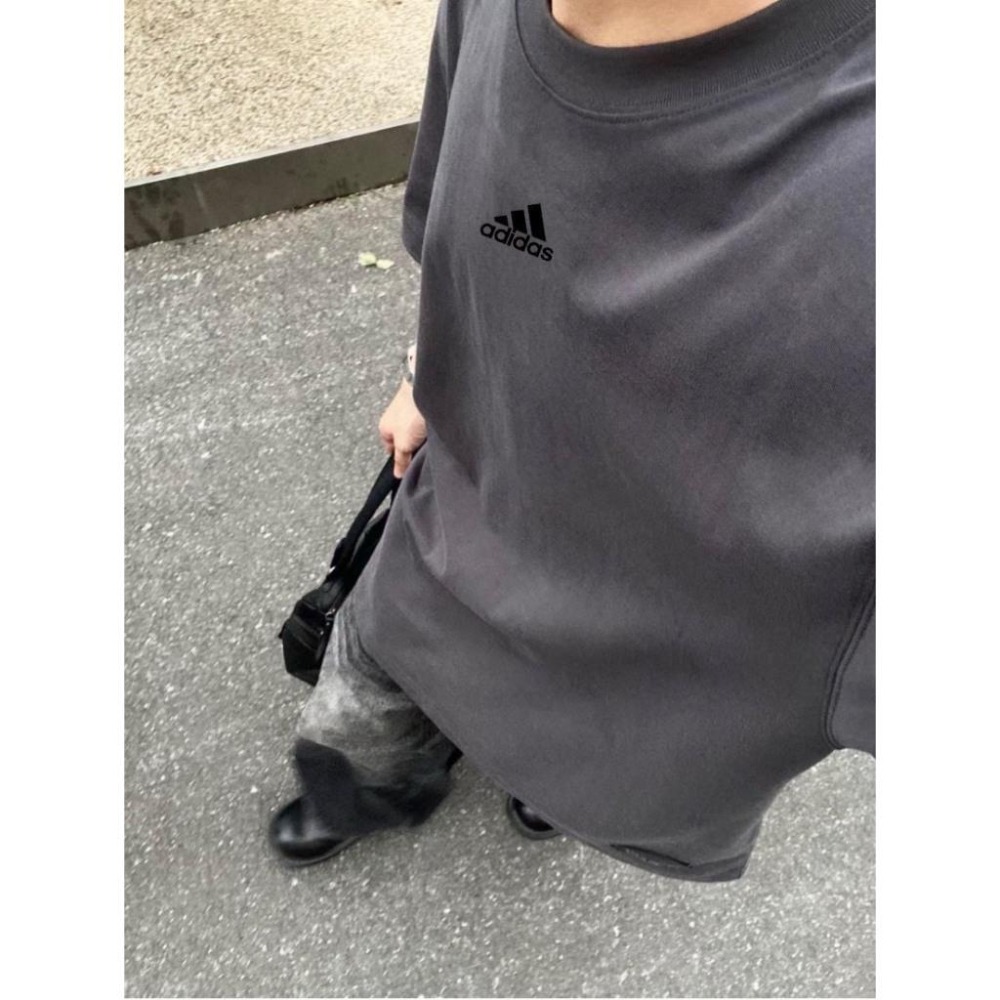 【季得運動】adidas 厚重直筒純棉黑標短袖T 鐵灰色＊M-XL。250872C-細節圖8