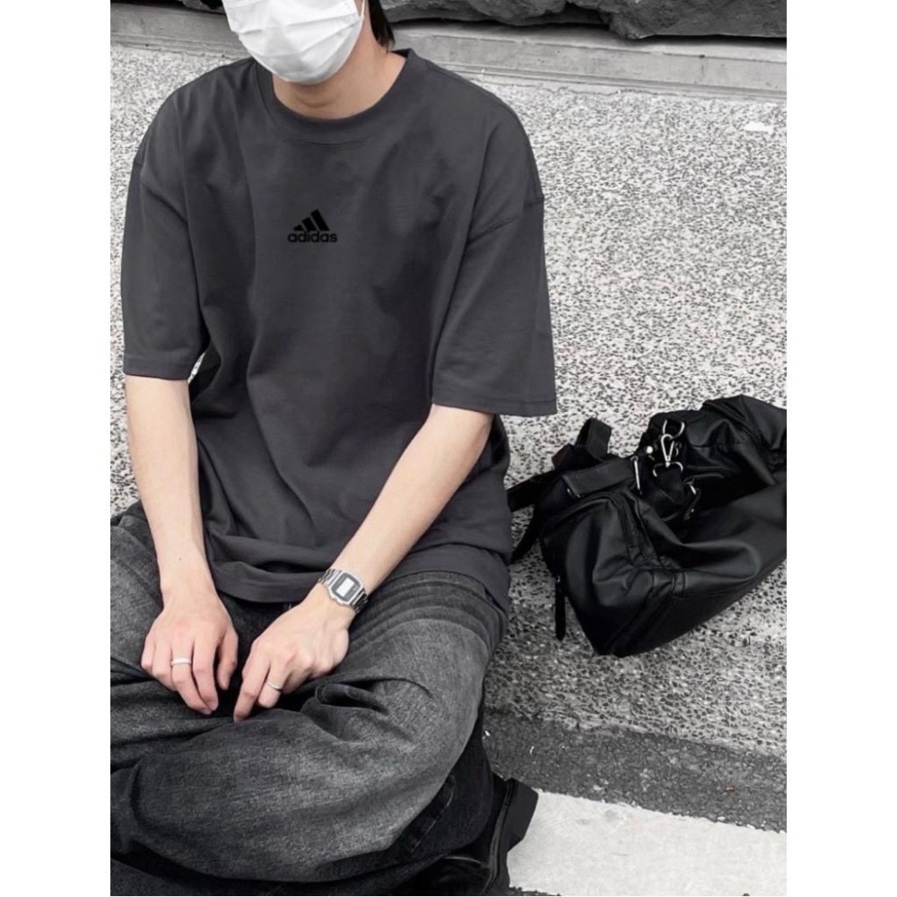 【季得運動】adidas 厚重直筒純棉黑標短袖T 鐵灰色＊M-XL。250872C-細節圖9