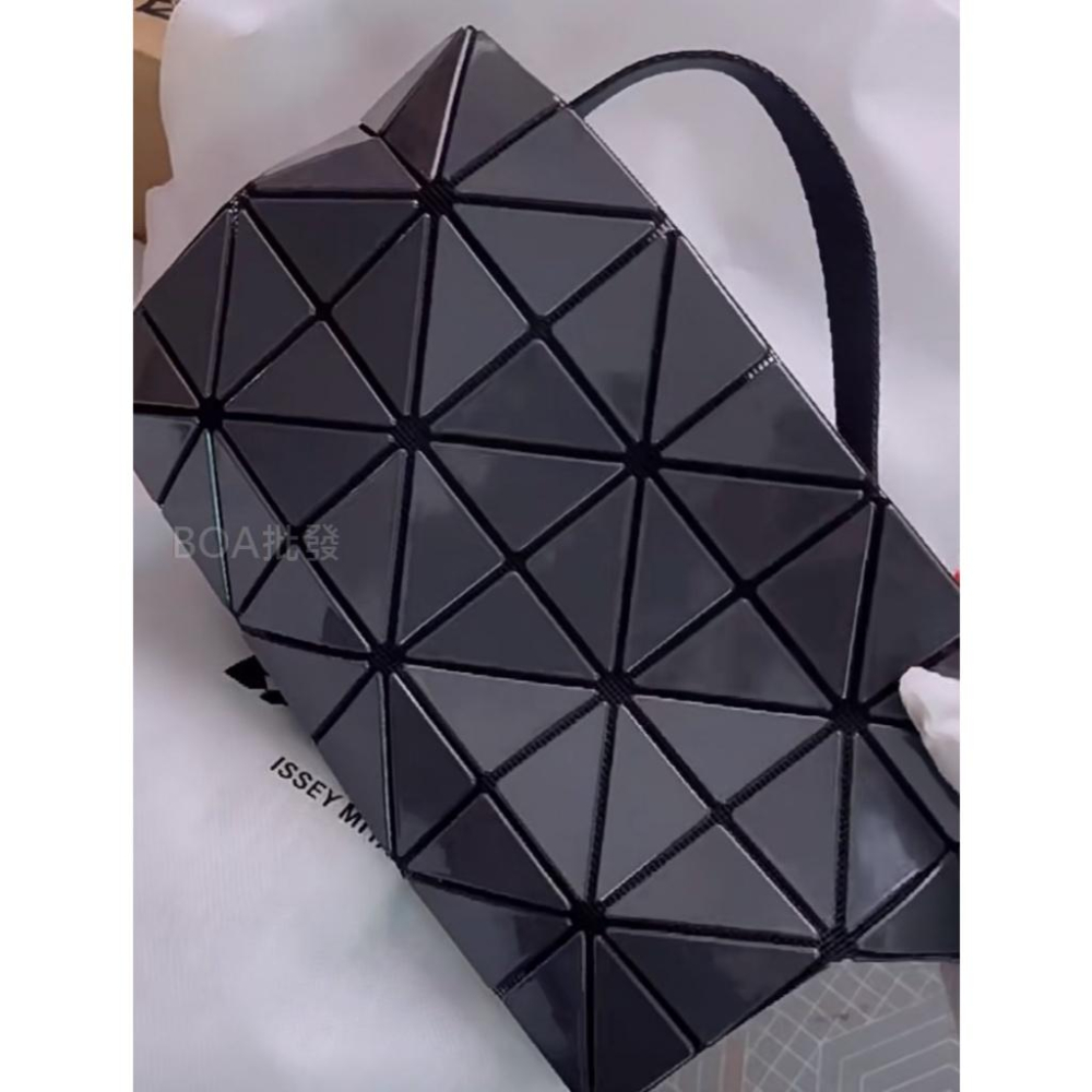 三宅 樂高包 枕頭包 斜背包 側背包 CARTON 豆腐包 4*6 BAOBAO 亮面黑 結構包 大容量 收納方便 出門-細節圖4