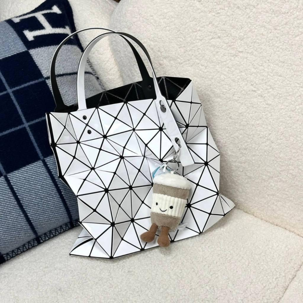 三宅一生 BAOBAO 6x6 手提袋 亮面款｜黑白 銀杏色 肩背包 輕便 正品-細節圖2