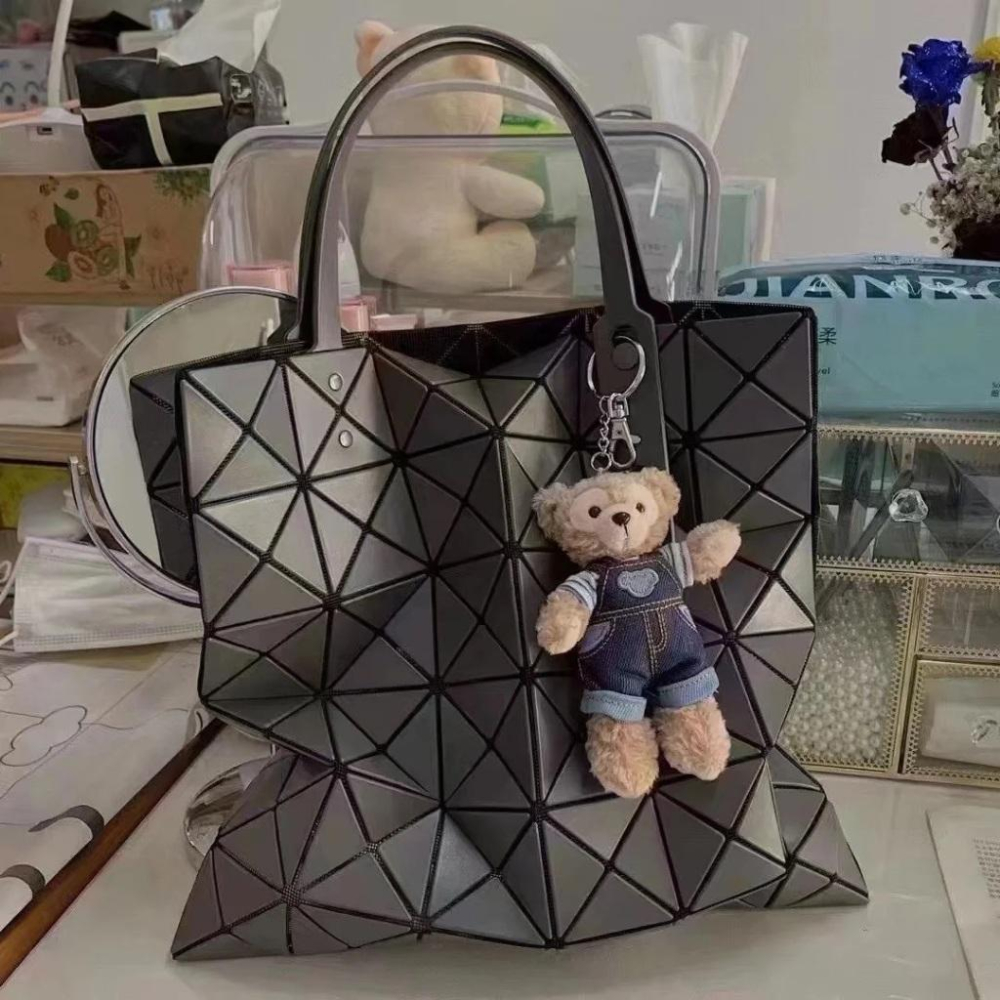 三宅一生 BAOBAO 6x6 手提袋 亮面款｜黑白 銀杏色 肩背包 輕便 正品-細節圖3