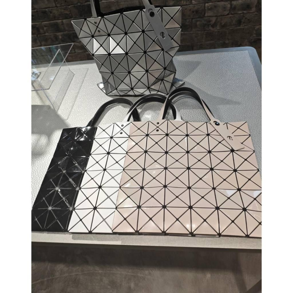 三宅一生 BAOBAO 6x6 手提袋 亮面款｜黑白 銀杏色 肩背包 輕便 正品-細節圖5