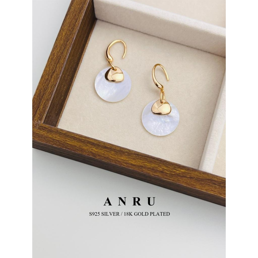 ｜ANRU 海映｜純銀母貝耳環 ｜S925 純銀 18K金色 貝母 耳環  輕奢 x 優雅 x 純淨-細節圖3