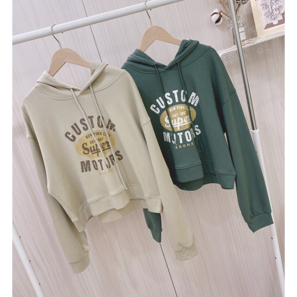 S.C 優衣館 秋冬新款 薄款 短版 帽T 長袖 連帽上衣 英文字母 減齡穿搭 可愛 甜美 上衣 女裝現貨-細節圖2