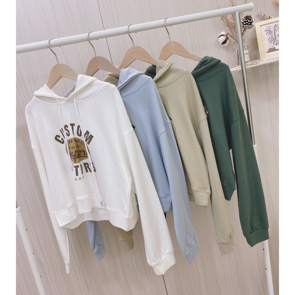 S.C 優衣館 秋冬新款 薄款 短版 帽T 長袖 連帽上衣 英文字母 減齡穿搭 可愛 甜美 上衣 女裝現貨-細節圖8