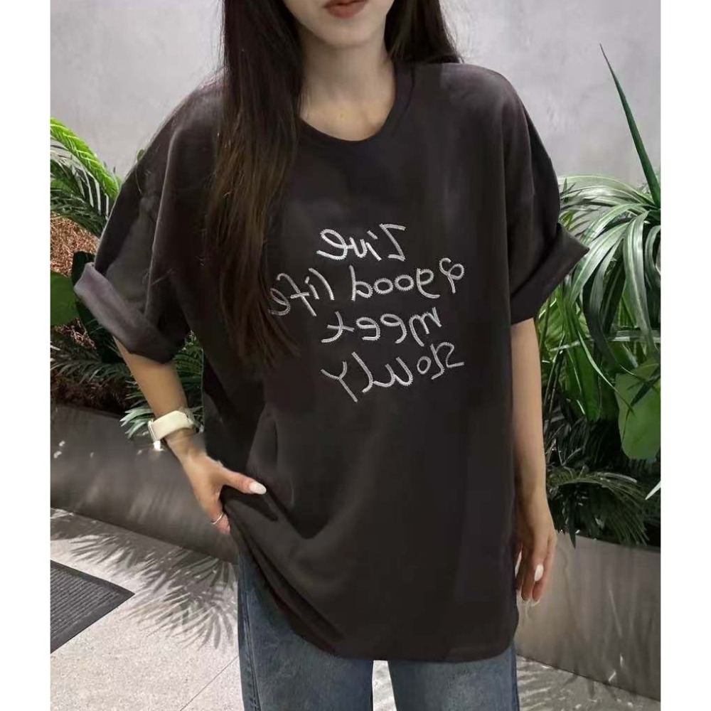S.C優衣館 厚磅 草寫英文字母 圓領T 厚款T恤 短袖 寬鬆版型 俢身 潮T 中性 休閒款 好穿搭 現貨女裝-細節圖3