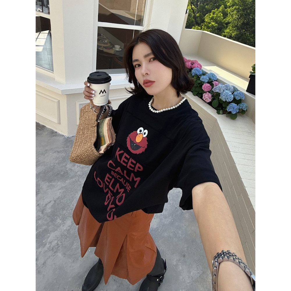 S.C優衣館 春夏新款 刷舊圖樣 字母 圓領T 短袖上衣 T恤 俢身款 休閒 減齡 個性圖樣 女上衣 寬鬆版 現貨女裝-細節圖4