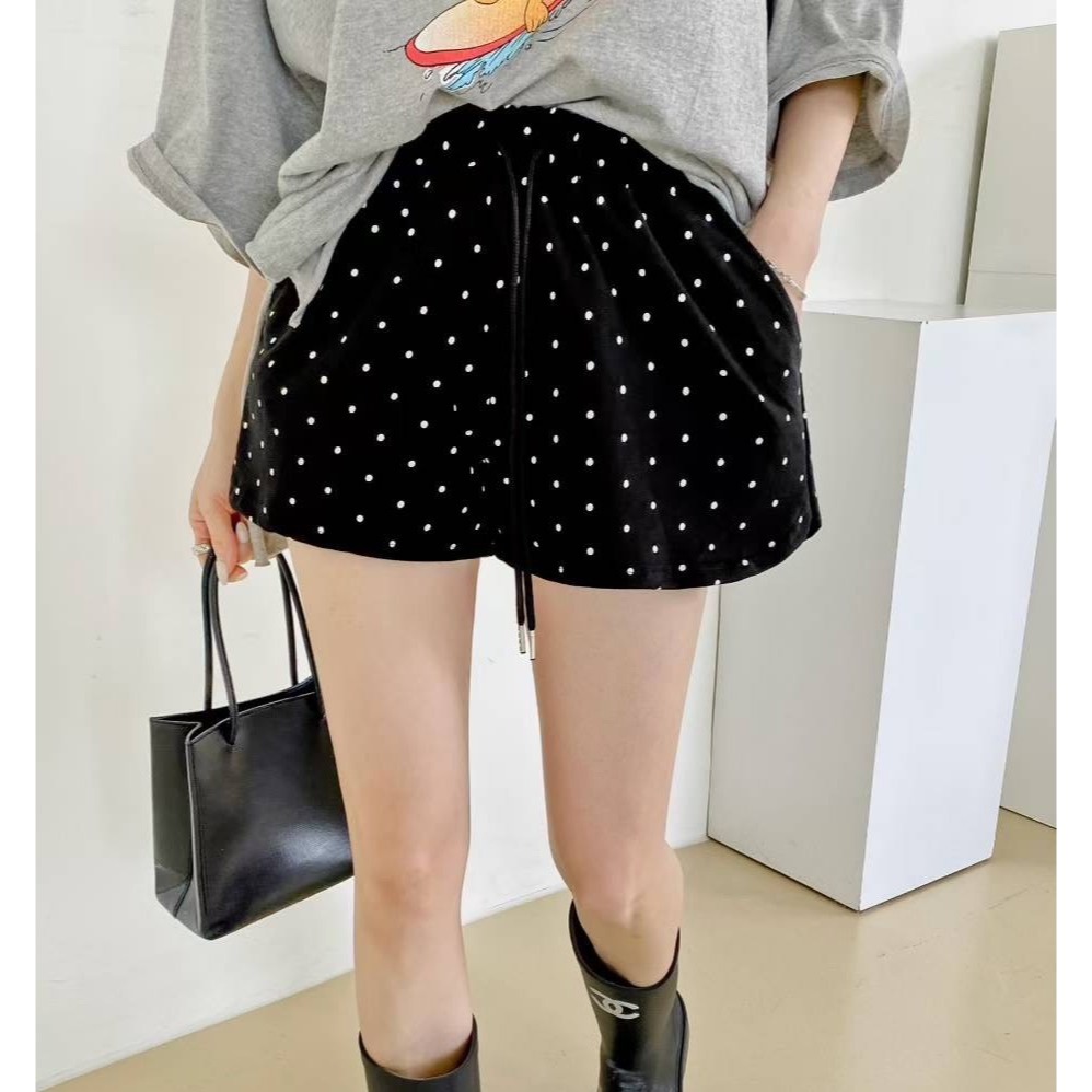 S.C優衣館 夏日必備 百搭 點點 真理褲 鬆緊褲頭 休閒短褲 熱褲 短褲 修飾腿型 顯腿長 女短褲 現貨 女裝-細節圖4