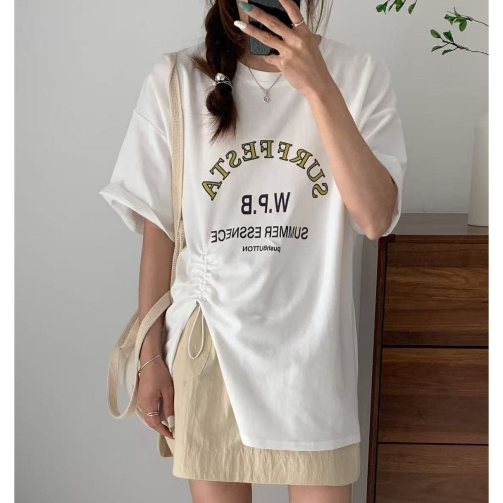 S.C優衣館 韓版 新款 側開叉 短袖上衣 個性字母 T恤 個性穿搭 夏季新款 短袖 修飾身型 好穿搭 現貨 女裝-細節圖3