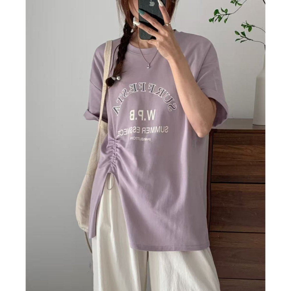 S.C優衣館 韓版 新款 側開叉 短袖上衣 個性字母 T恤 個性穿搭 夏季新款 短袖 修飾身型 好穿搭 現貨 女裝-細節圖5