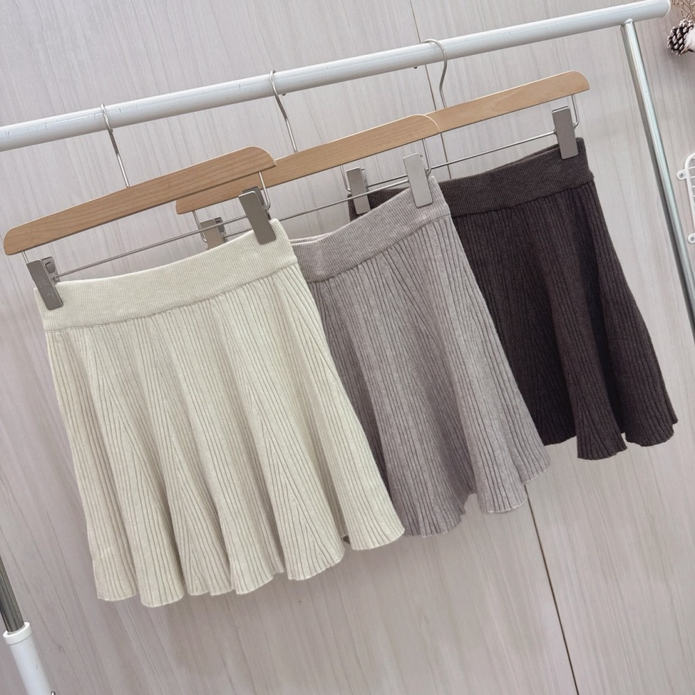 S.C優衣館 新款 壓褶 彈性腰圍 針織短裙 百搭裙 必備款 顯瘦 修飾 減齡 好穿搭 搭靴子 短裙 約會款 現貨 女裝-細節圖4