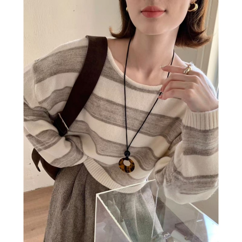 S.C優衣館 新款 短版 寬條紋 針織上衣 長袖上衣 圓領 百搭 基本款 針織毛衣 好穿搭 冬季 條紋 現貨 女裝-細節圖2