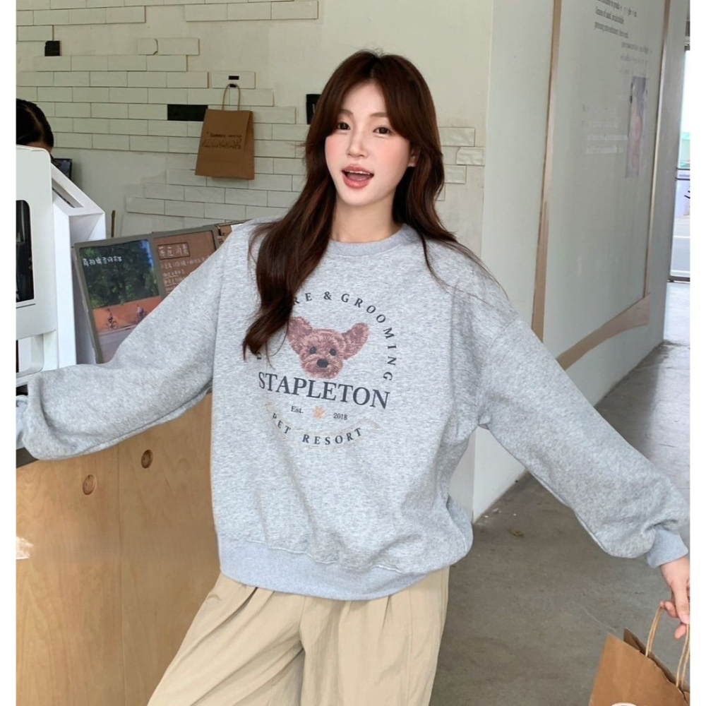 S.C優衣館 新款 萌萌 玩具貴賓 圓領 上衣 大學T 長袖 T恤 冬季新款 泰迪熊圖樣 必備 基本款 現貨 女裝-細節圖2