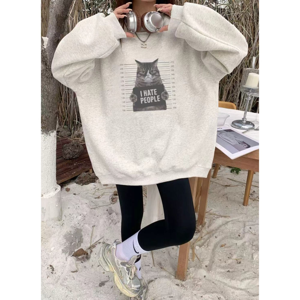 S.C優衣館 個性貓 圖樣 圓領 長袖上衣 T恤 寬鬆版 遮肉肉 出遊必備款 臭臉貓 百搭 減齡 好穿搭 現貨 女裝-細節圖2