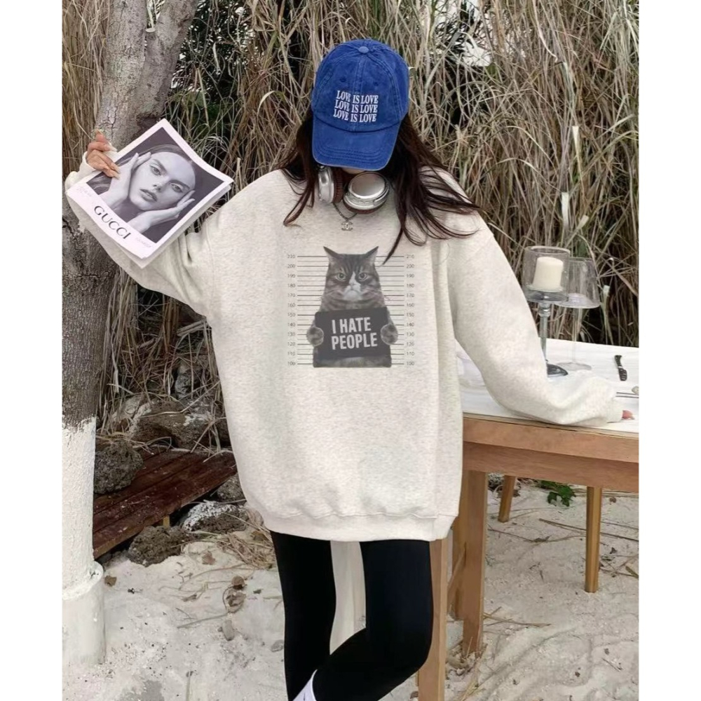 S.C優衣館 個性貓 圖樣 圓領 長袖上衣 T恤 寬鬆版 遮肉肉 出遊必備款 臭臉貓 百搭 減齡 好穿搭 現貨 女裝-細節圖3