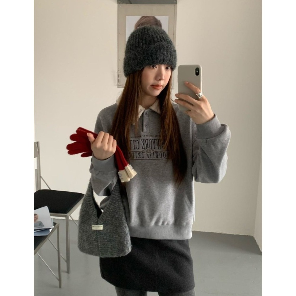 S.C優衣館 新款 毛毛翻領 字母 長袖上衣 加絨 保暖 氣質 學院風 落肩款 好穿搭 英倫風格 秋冬必備 現貨 女裝-細節圖2