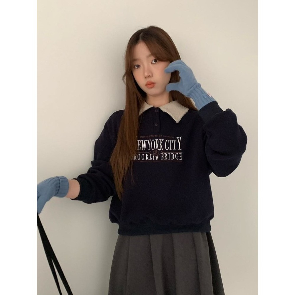 S.C優衣館 新款 毛毛翻領 字母 長袖上衣 加絨 保暖 氣質 學院風 落肩款 好穿搭 英倫風格 秋冬必備 現貨 女裝-細節圖6