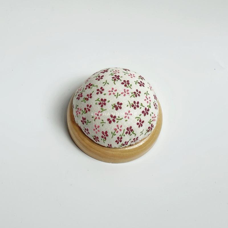 ｛手作家園｝格子小碎花 木底座針包 7cm 針線包 針插 手工 十字繡工具 針插 針墊-細節圖4