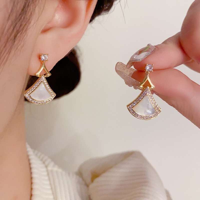 【茉美飾】珍珠母貝小裙子純銀耳針-細節圖2