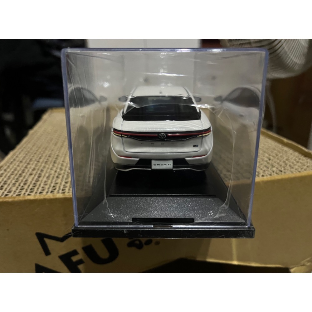 Toyota crown 白色 1/30 日規原廠模型車-細節圖2