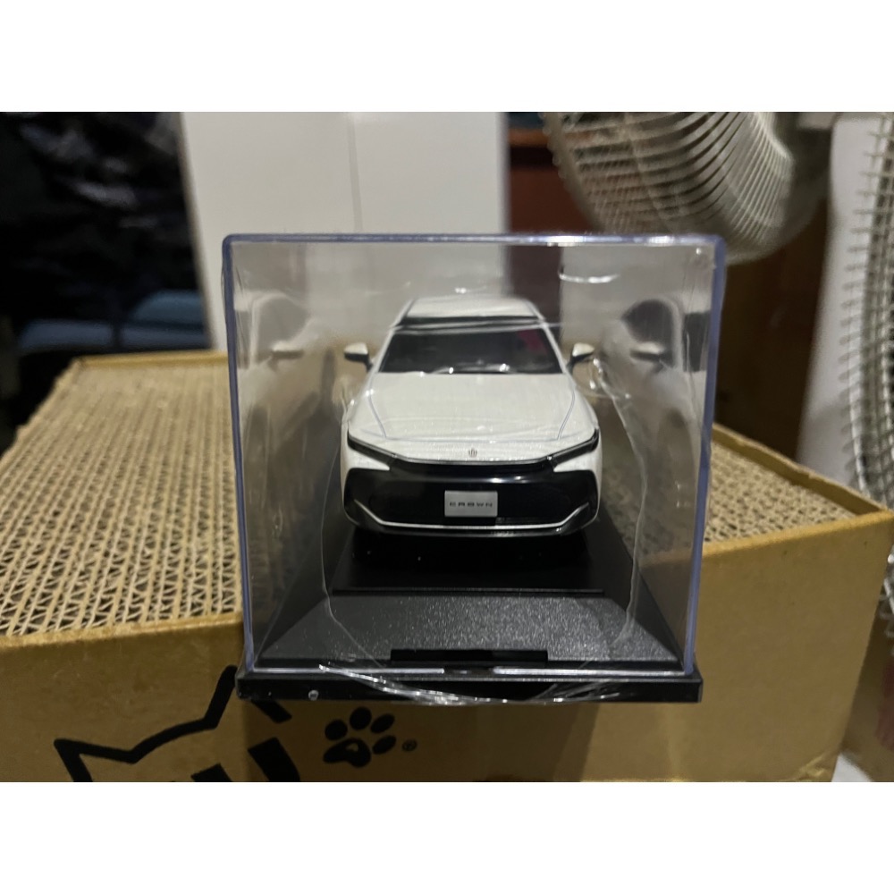 Toyota crown 白色 1/30 日規原廠模型車-細節圖3