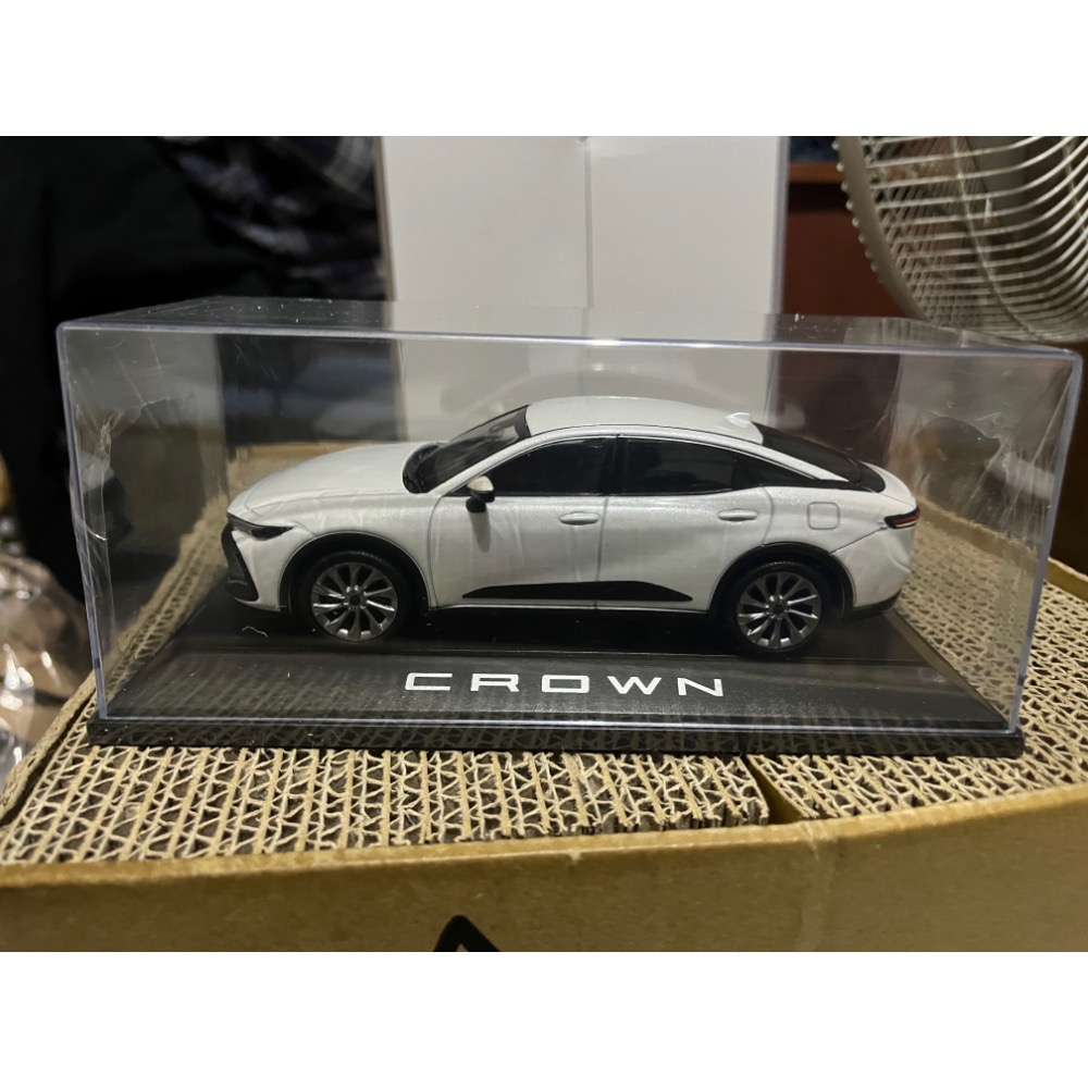 Toyota crown 白色 1/30 日規原廠模型車-細節圖4