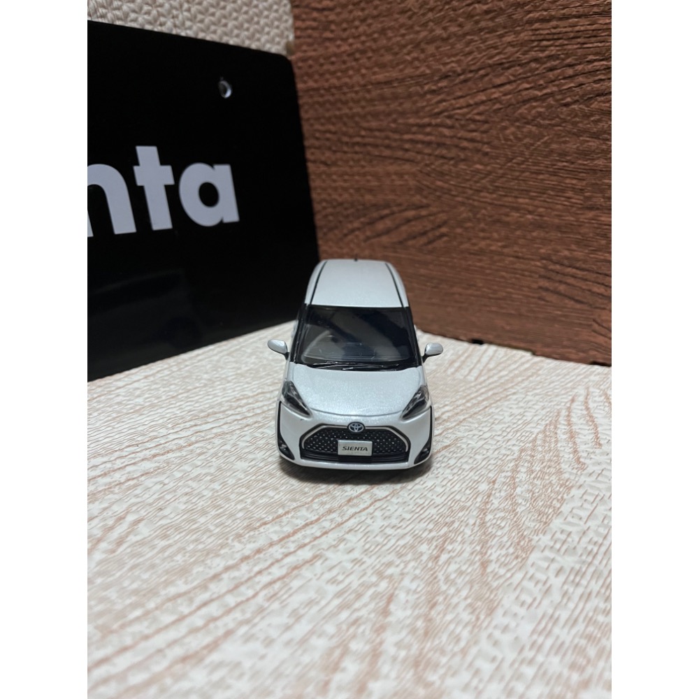 Toyota sienta 雪貂白1/30 日規原廠模型車-細節圖3