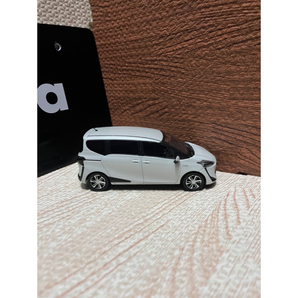 Toyota sienta 雪貂白1/30 日規原廠模型車-細節圖4