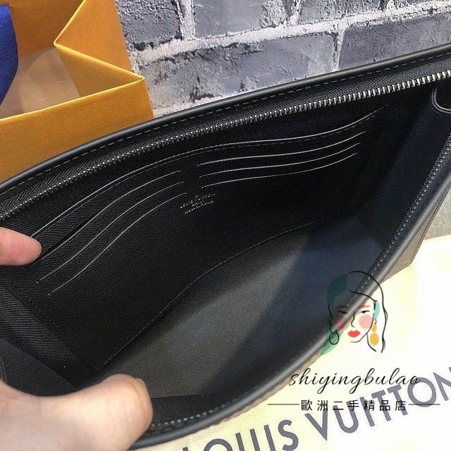 （歐洲二手99新） LV 路易威登 男士 POCHETTE VOYAGE MM 黑灰 老花 拉鍊 手拿包 M61692-細節圖4