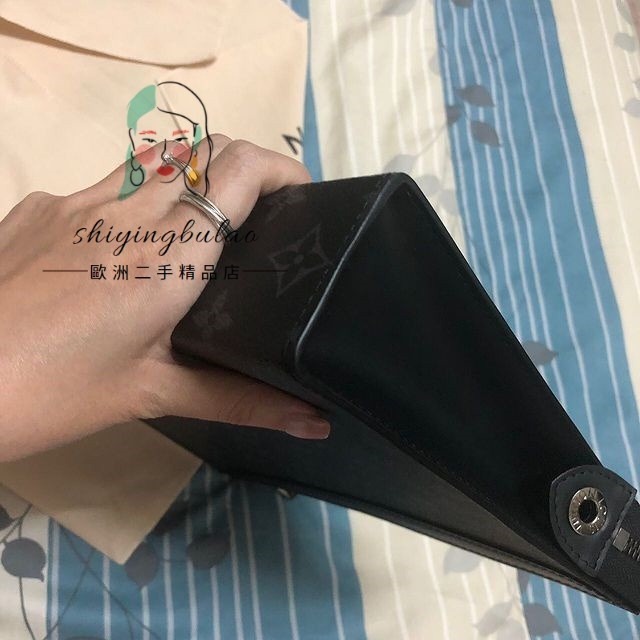 （歐洲二手99新） LV 路易威登 男士 POCHETTE VOYAGE MM 黑灰 老花 拉鍊 手拿包 M61692-細節圖7