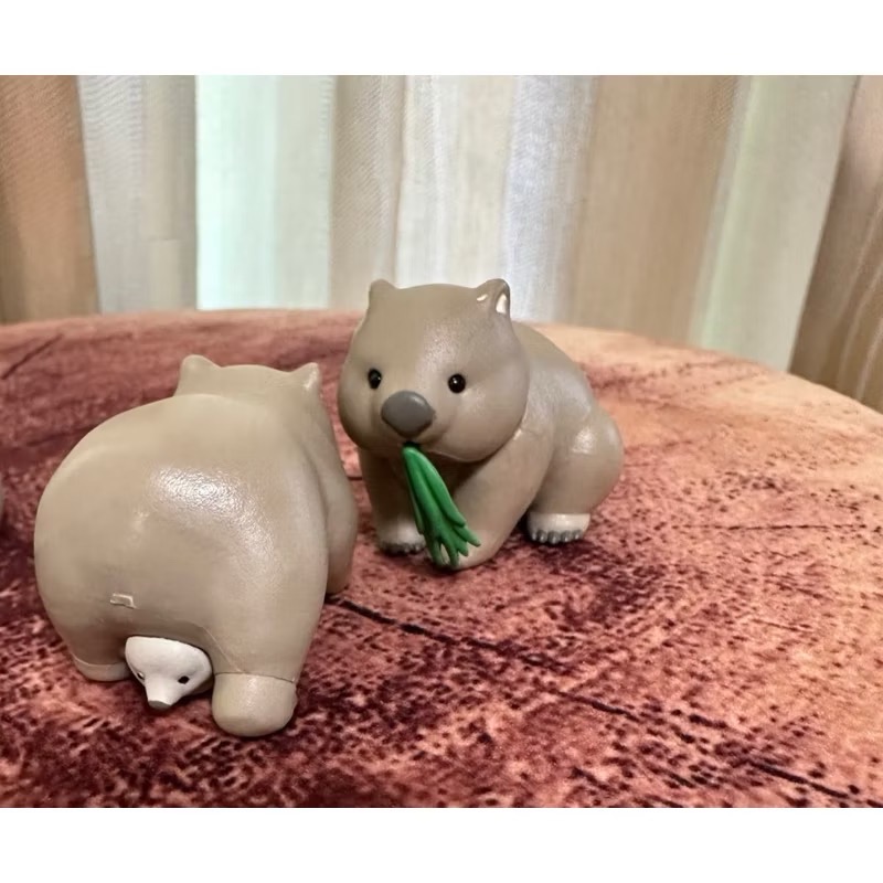 現貨絕版1組+A款現貨 超可愛的袋熊寶寶～日本絕版囉～扭蛋外掛 日本🇯🇵 袋熊 動物 姿勢 模型 公仔 扭蛋-細節圖2