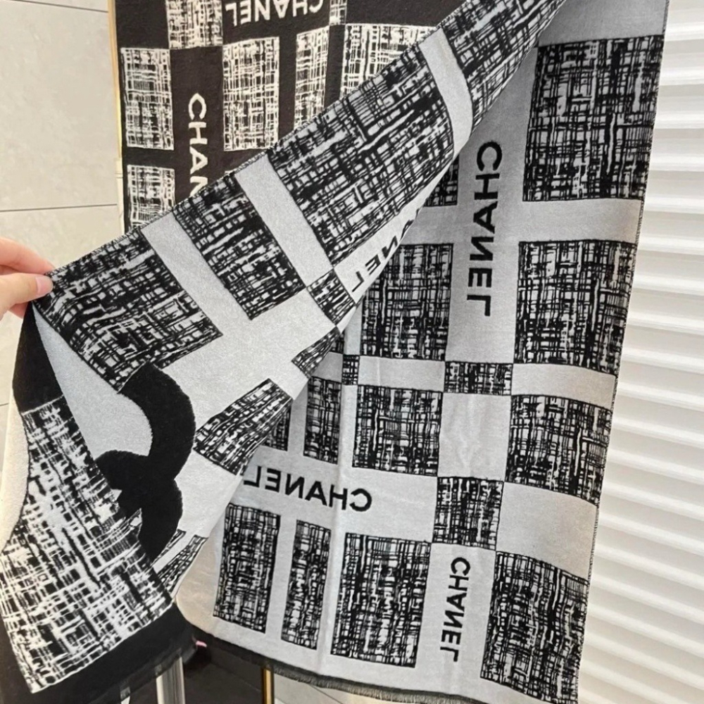 台灣 海外限定 CHANEL 經典黑白羊絨毛雙面圍巾 ＃香奈兒美妝櫃高端VIP限定積分兌換禮-細節圖2