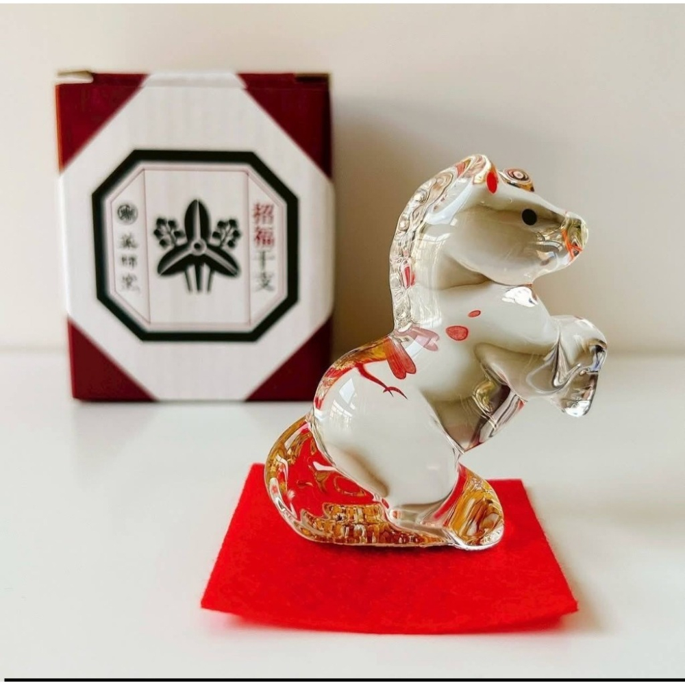 日本  藥師窯2026馬年限定招福琉璃馬擺飾🐴馬力全開、好運狂奔來！象徵事業順利、財運滾滾、煩惱通通跌倒💥-細節圖2