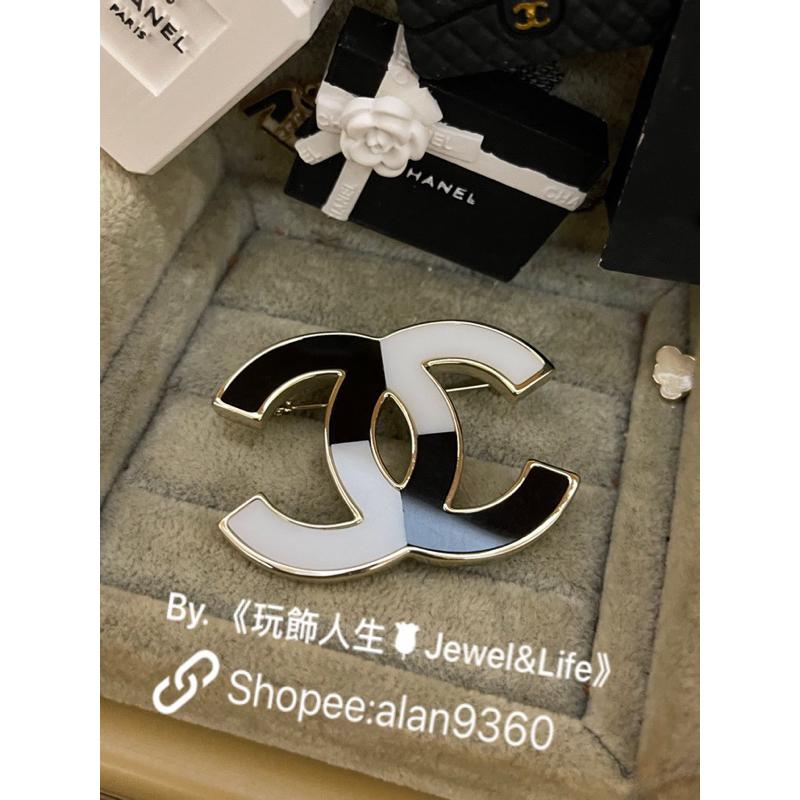 CHANEL 香奈兒 超美 基本款 大雙C LOGO 黑白琺瑯 淡金色 二手 造型 別針 胸針-細節圖2